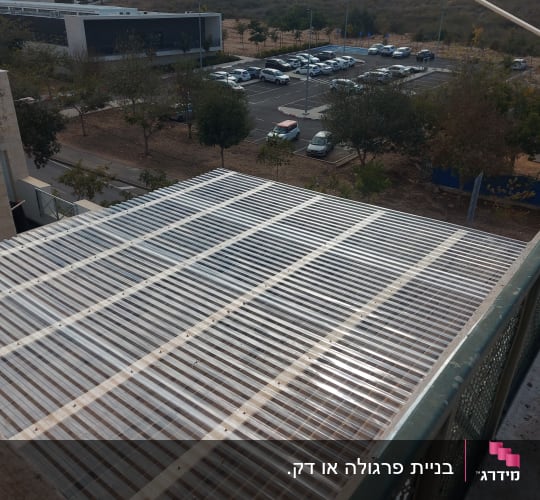 גג עץ עם כיסוי פלסטיק שקוף